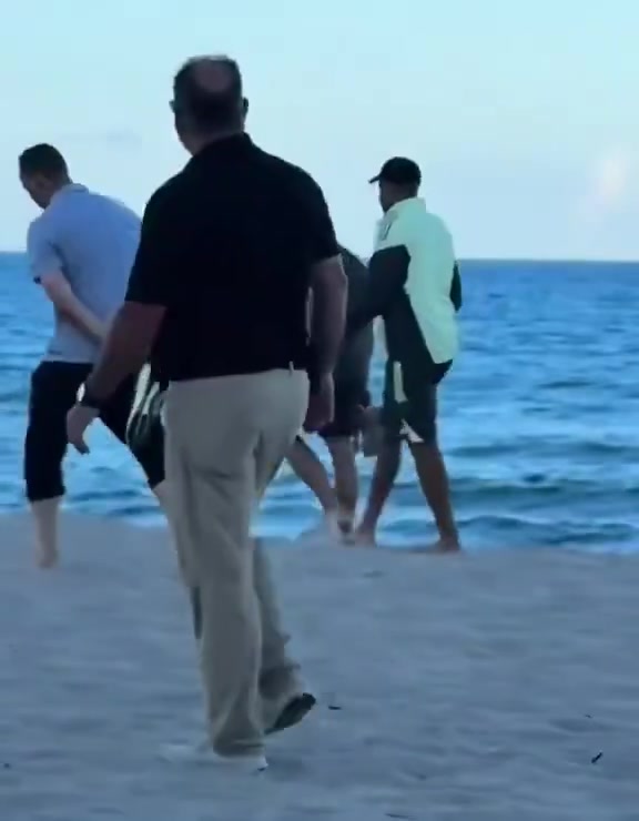 姆巴佩在肠胃炎后留胡须颇显沧桑😳在海边散步还与球迷合影
