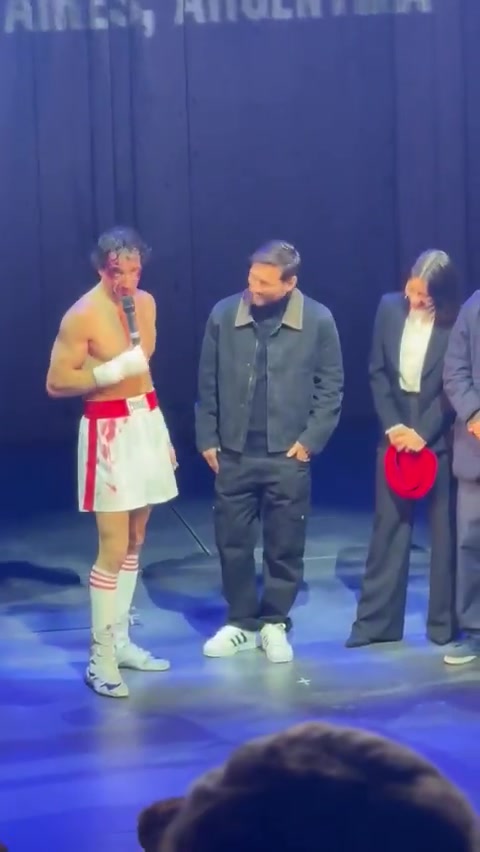 阿媒：梅西现场观看好友话剧演出，受到观赛人群  剧烈    欢迎&引发轰动
