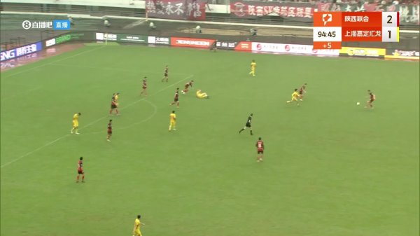 神仙球！陕西联合外援前场球员轰超远距离吊射，中圈位置起脚直入网窝