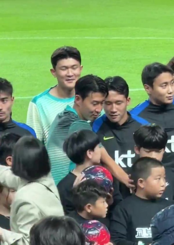 可爱😋对阵巴拉圭合影环节,孙兴慜与SONNY发型的小球迷打招呼 可爱😋对阵巴拉圭合影环节,孙兴慜与SONNY发型的小球迷打招呼