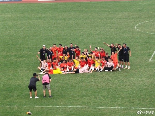 上海橘橙冲乙成功,投资人朱骏调侃:靠海报就可以了 上海橘橙冲乙成功,投资人朱骏调侃:靠海报就可以了