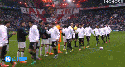 🔥震撼！拜仁远征球迷赛前亮出TIFO，并燃放烟花点燃看台