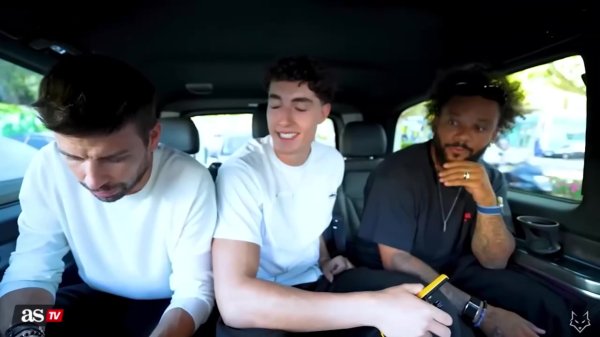 会整活!皮克在马德里街头问警察是皇马或马竞球迷,逗笑马塞洛 会整活!皮克在马德里街头问警察是皇马或马竞球迷,逗笑马塞洛