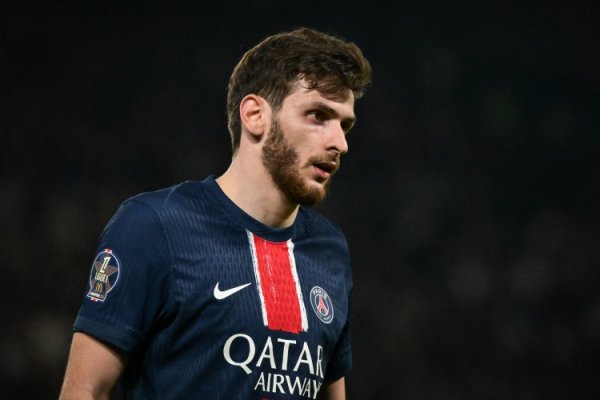 克瓦拉茨赫利亚：拜仁非常强且少打一人防卫  也很好 诺伊尔是传奇