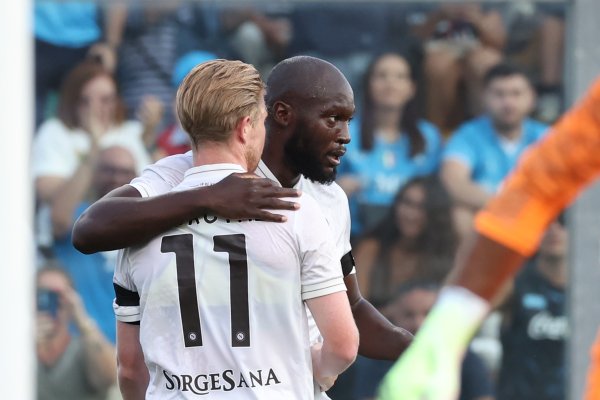 难兄难弟😭卢卡库季前赛射球  肌肉拉伤  左腿，现丁丁又因射球  肌肉拉伤  右腿