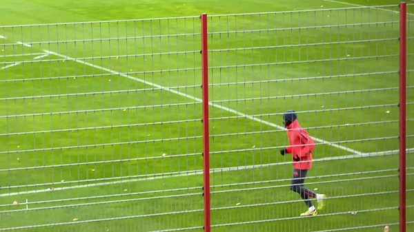 记者:戴维斯今日进行缓步练习 ,他希望今年重返赛场 记者:戴维斯今日进行缓步练习 ,他希望今年重返赛场