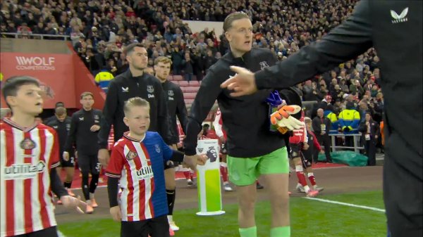 皮克福德对阵老东家黑猫时, 儿子做球童身着两队拼接盘带 衣 皮克福德对阵老东家黑猫时, 儿子做球童身着两队拼接盘带 衣