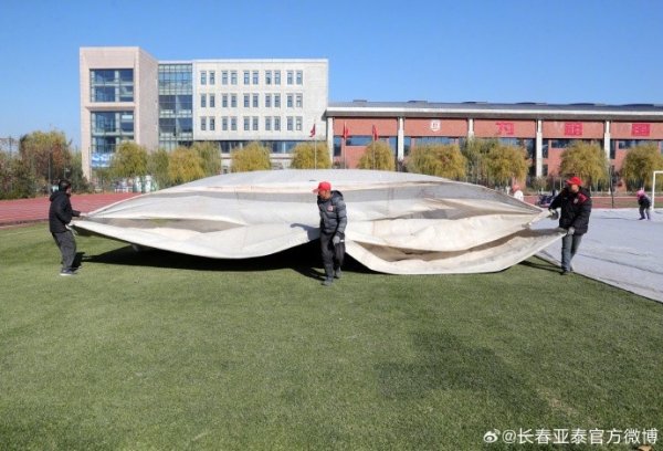 立冬将近 亚泰基地为草坪盖上“棉被”越冬 立冬将近 亚泰基地为草坪盖上“棉被”越冬