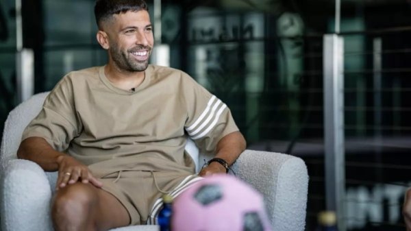 巴西连线不再😢阿尔巴：和史上最佳球员梅西并肩作战是一种荣幸