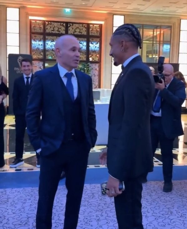 伊涅斯塔现身金球奖颁奖典礼,与拉菲尼亚交谈 伊涅斯塔现身金球奖颁奖典礼,与拉菲尼亚交谈