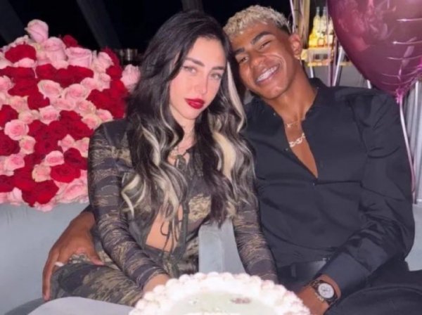 👀记者：前女友与亚马尔分手后，被看到和知名博主一同参加派对