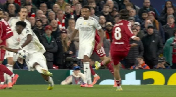 索博打门击中琼阿梅尼手臂,裁判 亲自检查VAR后没有判决 十二码球 索博打门击中琼阿梅尼手臂,裁判 亲自检查VAR后没有判决 十二码球