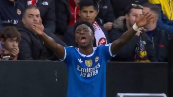 踢得不爽！维尼修斯赛事  中大喊库尔图瓦：别开大脚了！你短传啊