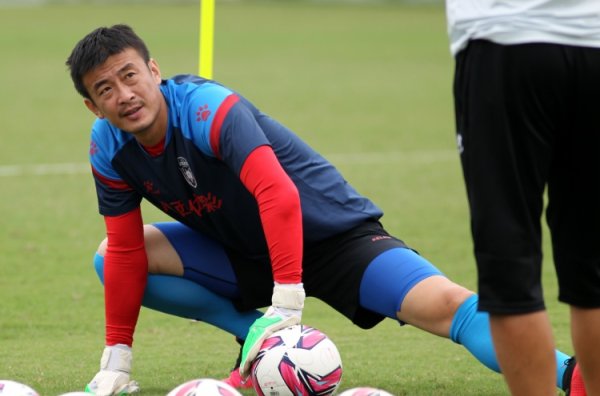 宋振瑜:经典 守门员已不符合当代 古代足球 要求;当代 型守门员从诺伊尔开始 宋振瑜:经典 守门员已不符合当代 古代足球 要求;当代 型守门员从诺伊尔开始