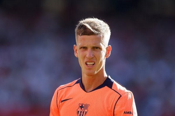 马卡报:卡萨多赛前赛前热身 时身体不适,奥尔莫临时被调整入杆位 马卡报:卡萨多赛前赛前热身 时身体不适,奥尔莫临时被调整入杆位