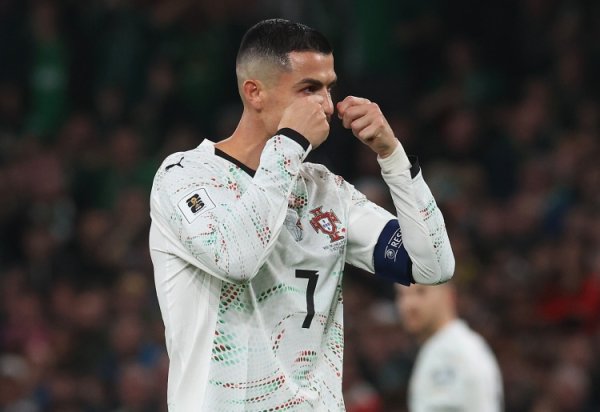 葡媒:C罗应该感到羞耻,他小丑般的行为就好像自己一点错也没有 葡媒:C罗应该感到羞耻,他小丑般的行为就好像自己一点错也没有